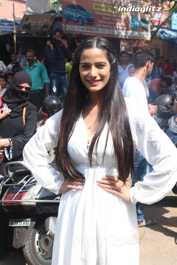 Poonam Pandey Distributes Raincoat To Needy Kids