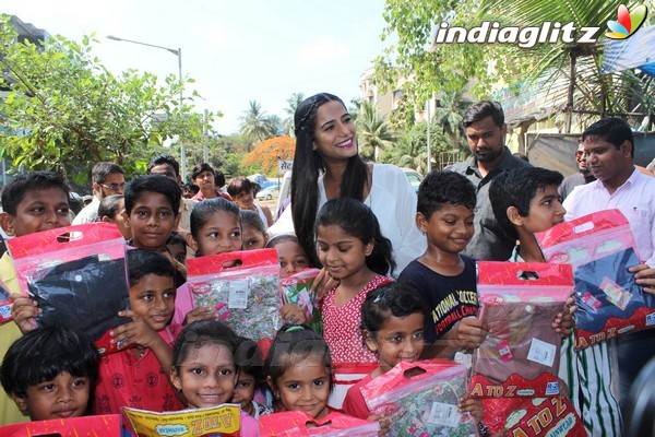 Poonam Pandey Distributes Raincoat To Needy Kids