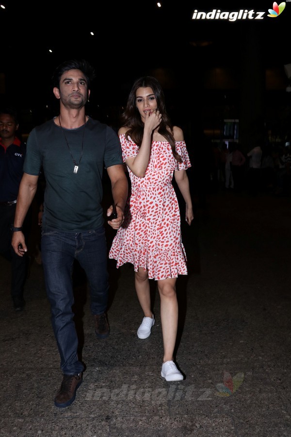 Sushant Singh Rajput & Kriti Sanon Spotted at Airport