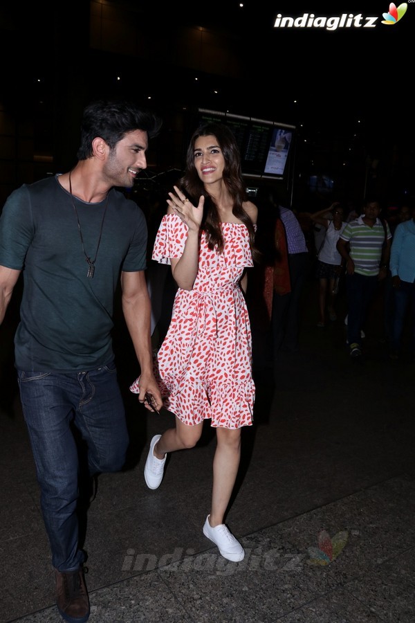 Sushant Singh Rajput & Kriti Sanon Spotted at Airport