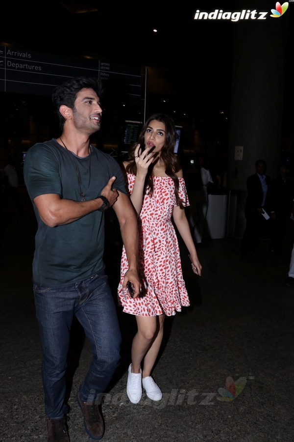 Sushant Singh Rajput & Kriti Sanon Spotted at Airport