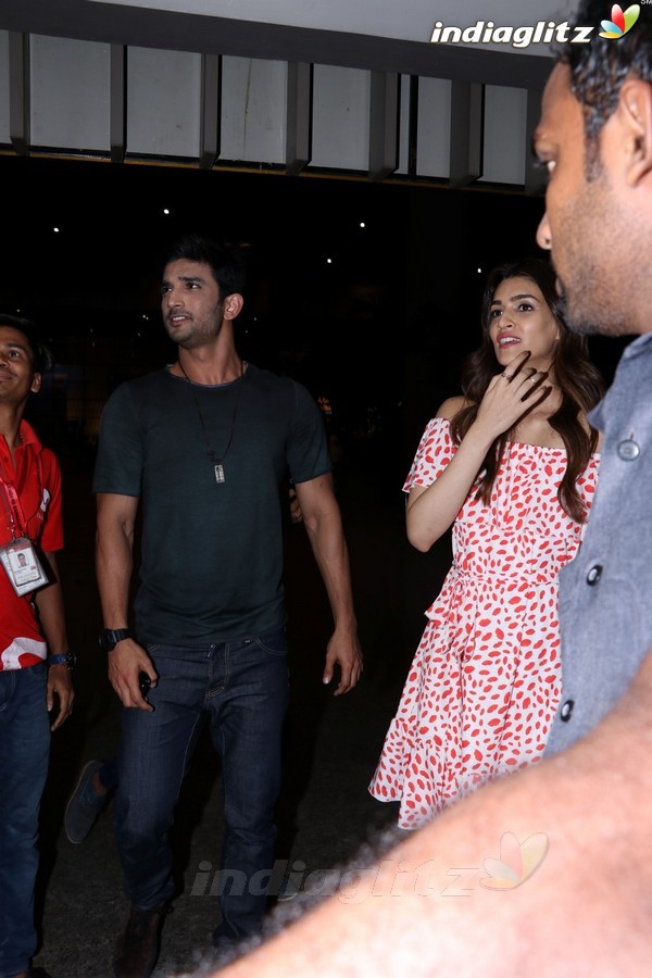 Sushant Singh Rajput & Kriti Sanon Spotted at Airport