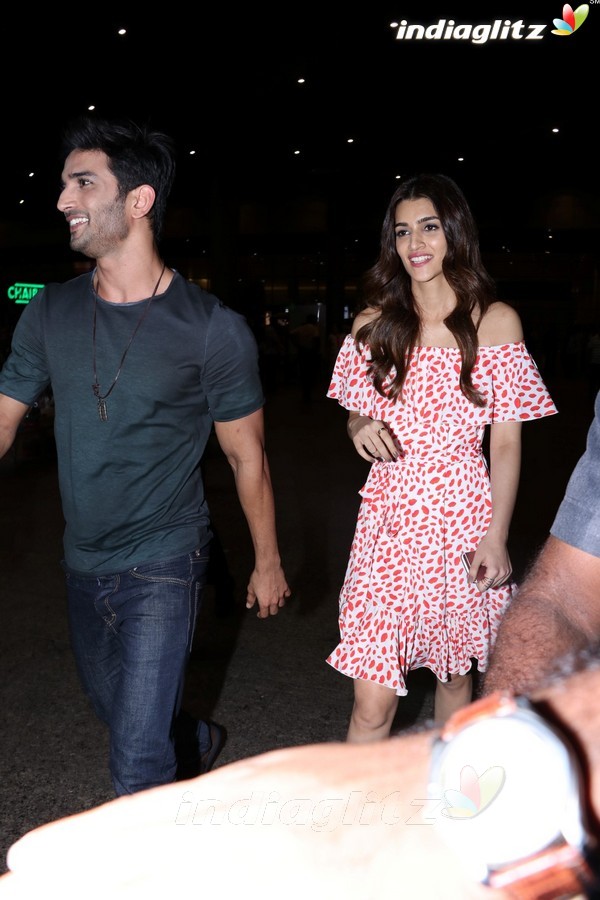 Sushant Singh Rajput & Kriti Sanon Spotted at Airport