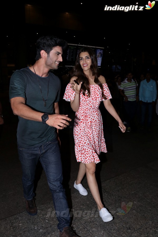 Sushant Singh Rajput & Kriti Sanon Spotted at Airport