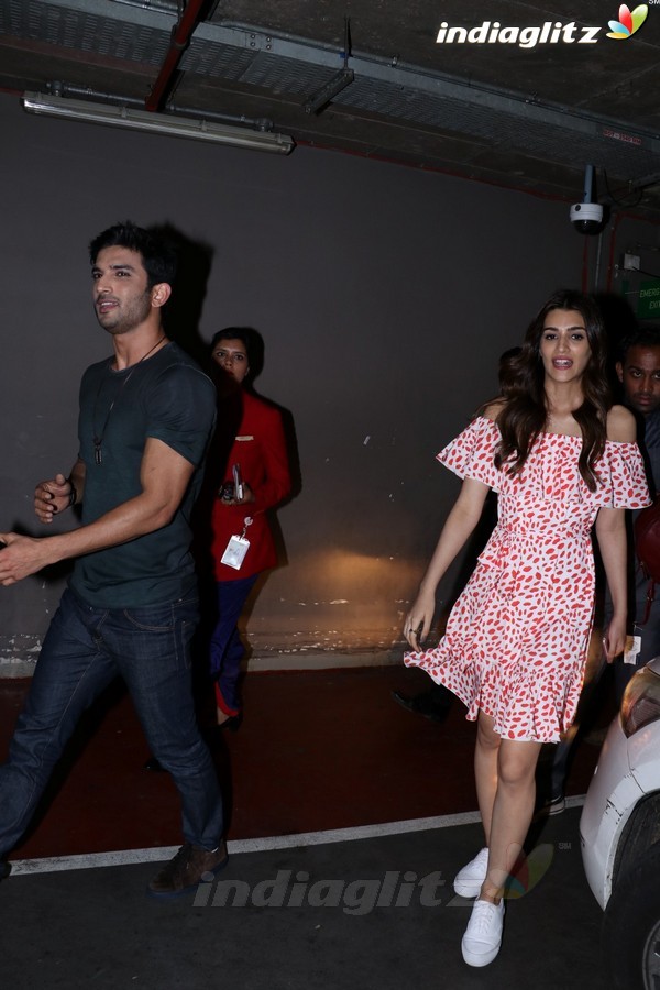 Sushant Singh Rajput & Kriti Sanon Spotted at Airport