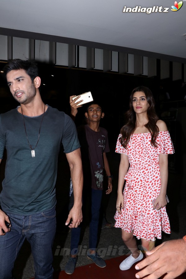 Sushant Singh Rajput & Kriti Sanon Spotted at Airport