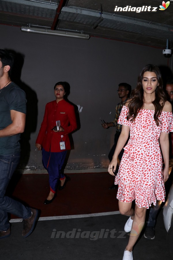 Sushant Singh Rajput & Kriti Sanon Spotted at Airport