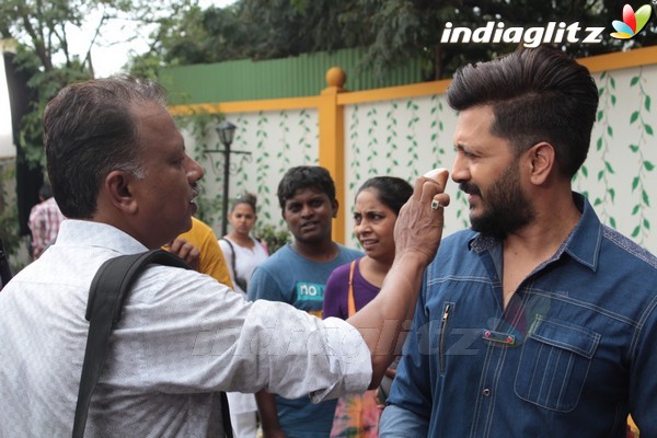 Riteish Deshmukh Promotes 'Bank Chor' On Set of Chidiya Ghar