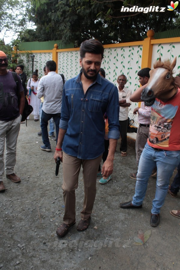 Riteish Deshmukh Promotes 'Bank Chor' On Set of Chidiya Ghar