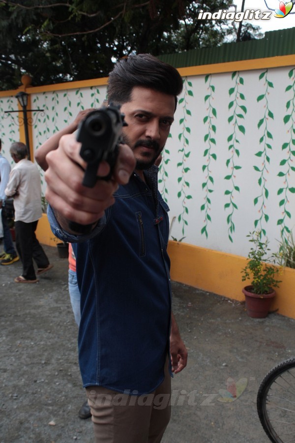 Riteish Deshmukh Promotes 'Bank Chor' On Set of Chidiya Ghar