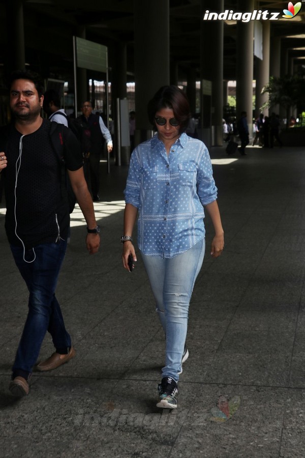 Sunidhi Chauhan Spotted at Airport