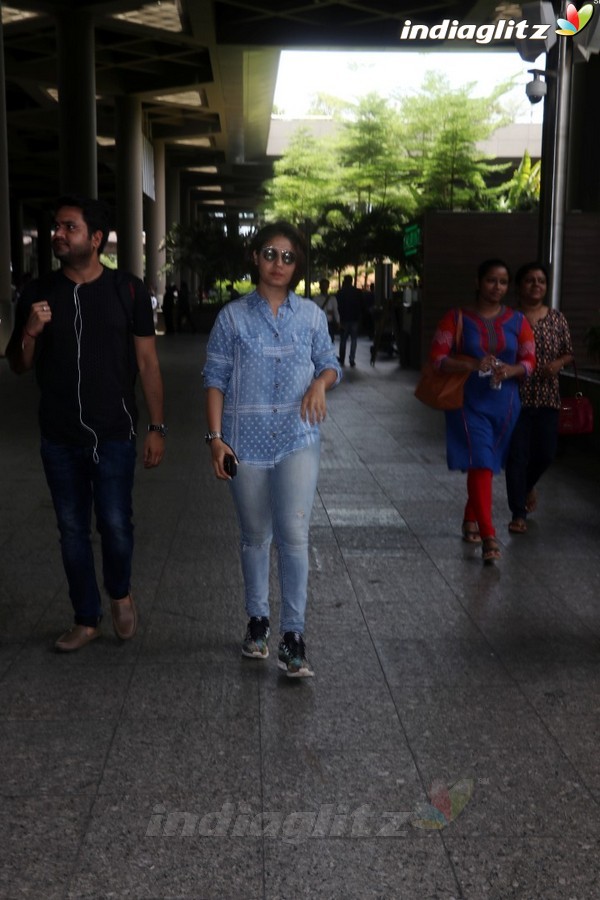 Sunidhi Chauhan Spotted at Airport