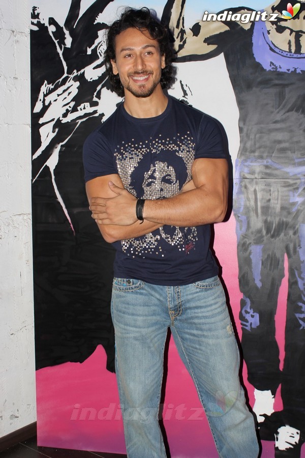 Tiger Shroff Unveils Graffiti Artwork of Ravi Kaul