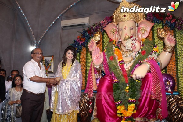 Urvashi Rautela Visits Andheri Cha Raja 2017