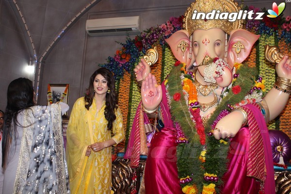 Urvashi Rautela Visits Andheri Cha Raja 2017