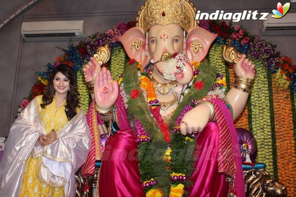 Urvashi Rautela Visits Andheri Cha Raja 2017