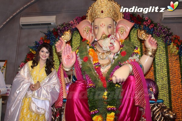 Urvashi Rautela Visits Andheri Cha Raja 2017