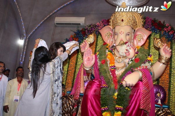 Urvashi Rautela Visits Andheri Cha Raja 2017