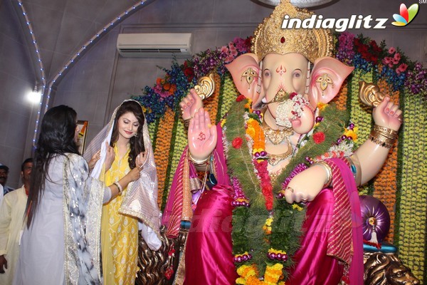 Urvashi Rautela Visits Andheri Cha Raja 2017