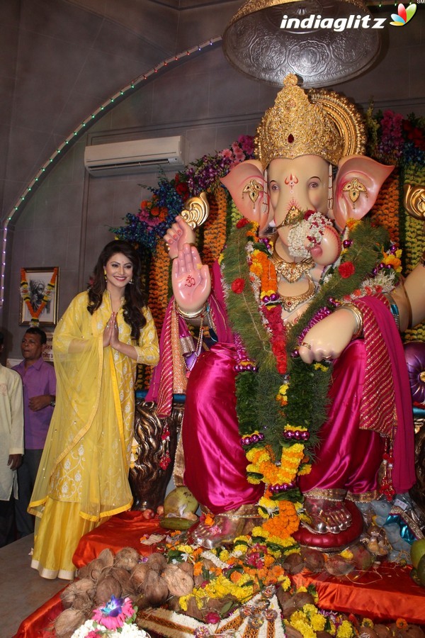 Urvashi Rautela Visits Andheri Cha Raja 2017