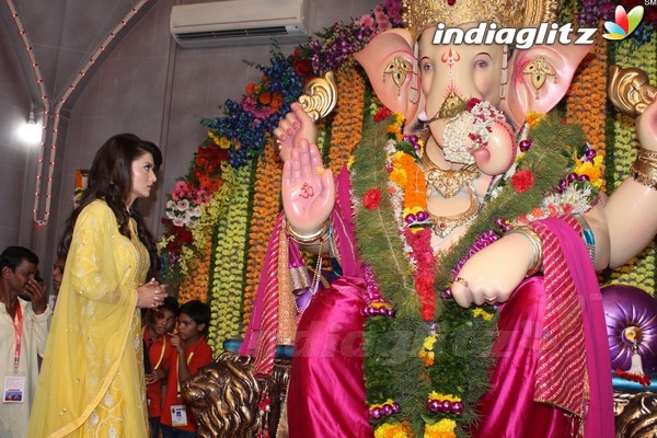 Urvashi Rautela Visits Andheri Cha Raja 2017