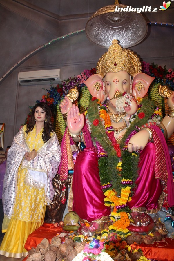 Urvashi Rautela Visits Andheri Cha Raja 2017