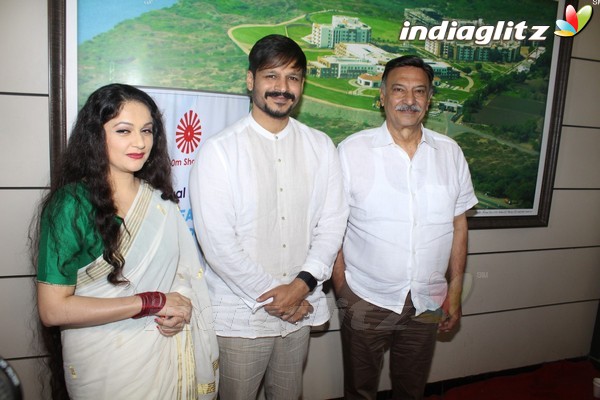 Dharmendra & Vivek Oberoi at Spiritual Talk & Felicitation