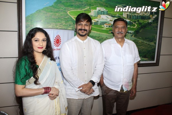 Dharmendra & Vivek Oberoi at Spiritual Talk & Felicitation