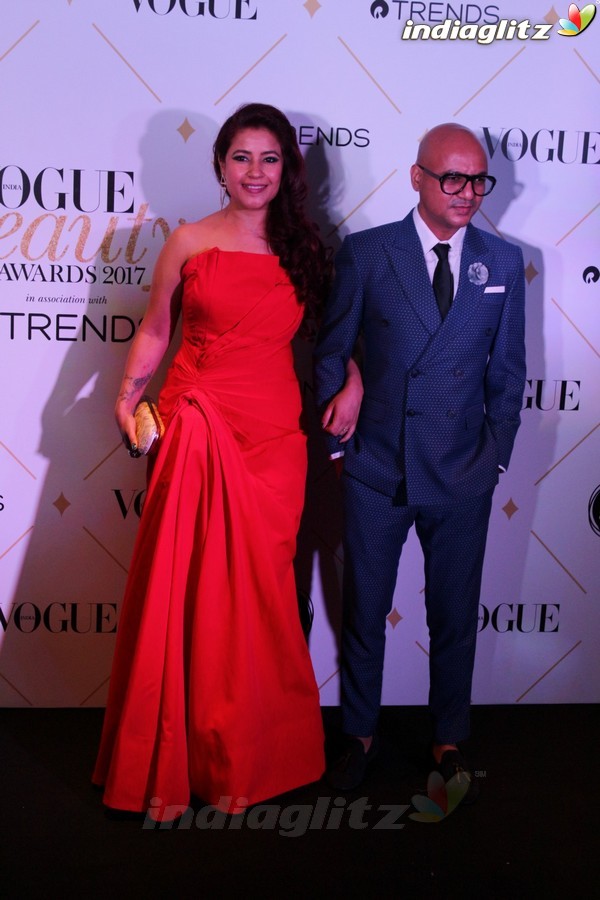 Aishwarya Rai & Akshay Kumar at Red Carpet of Vogue Beauty Awards 2017