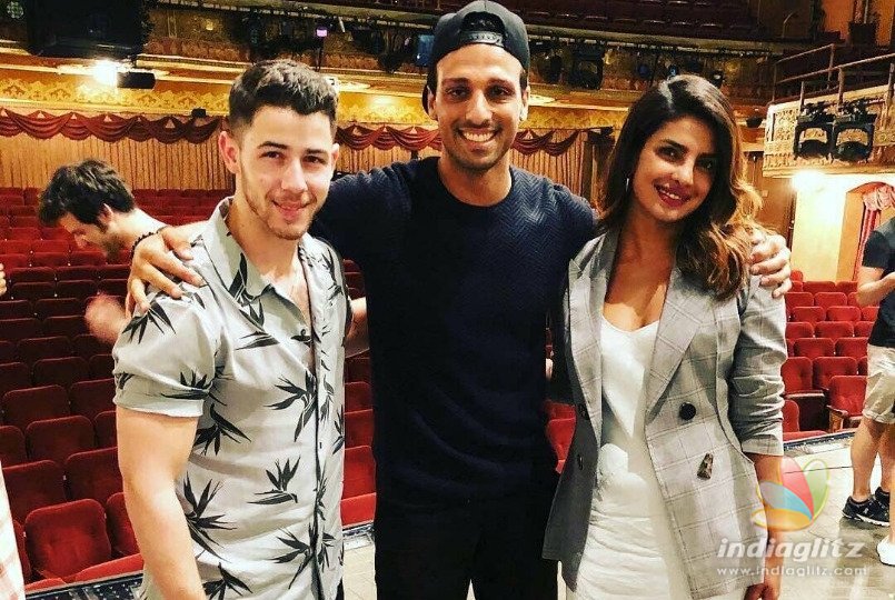 What Did Nick Jonas Do When Priyanka Chopra Was Busy Posing For Her Fan?!