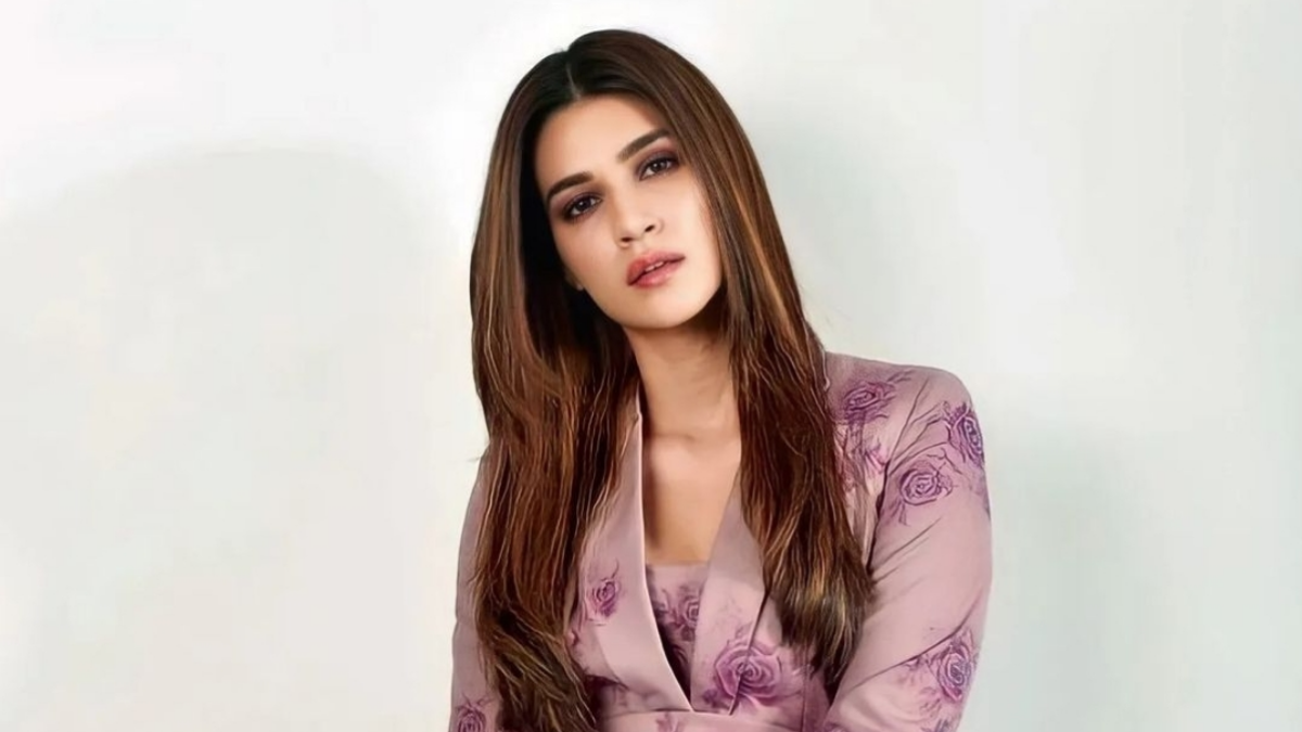 Kriti Sanon dubs for Adipurush, writes, Get Set Dub!