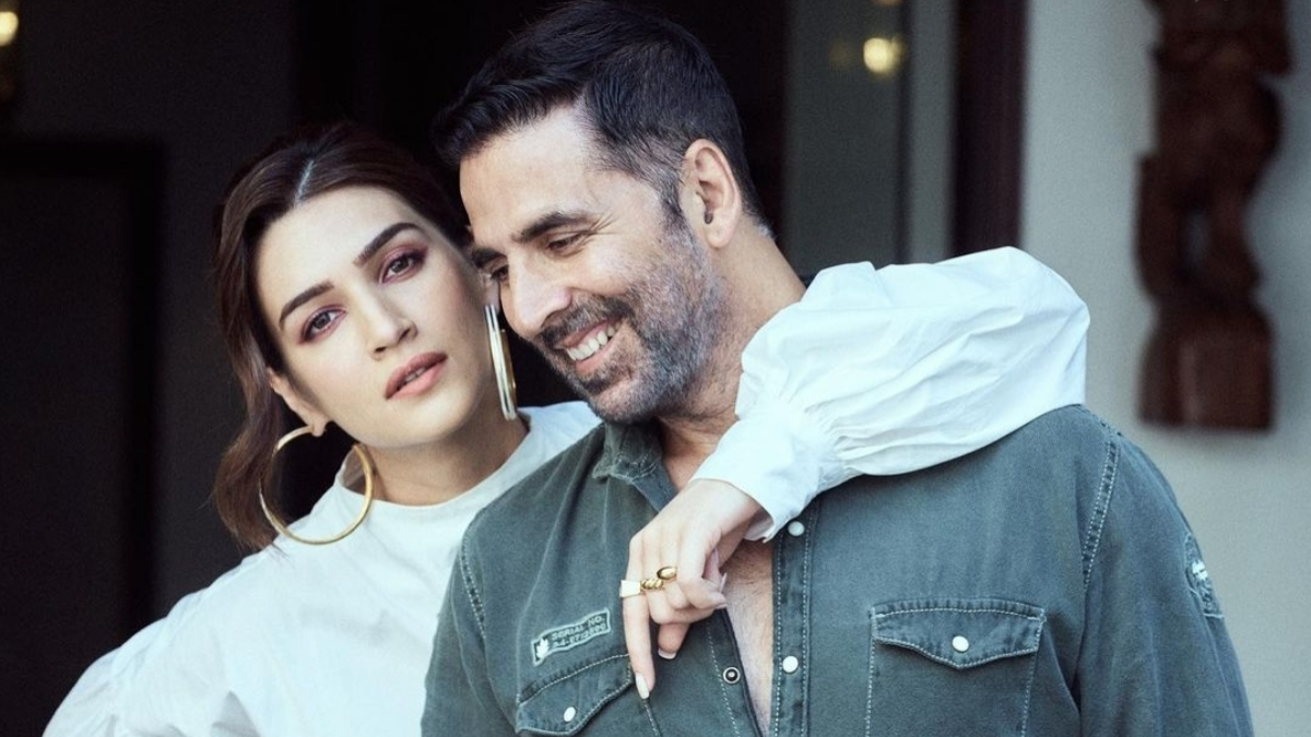 Akshay Kumar is all praises for Kriti Sanons performance in Mimi