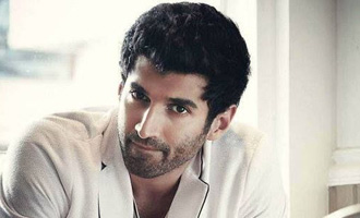 Aditya Roy Kapur is a 'Selfie' freak! Don't believe check here