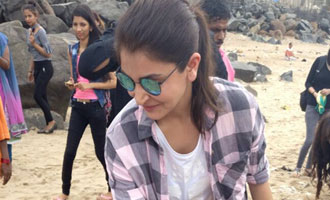 Anushka cleans beach for Clean India campaign