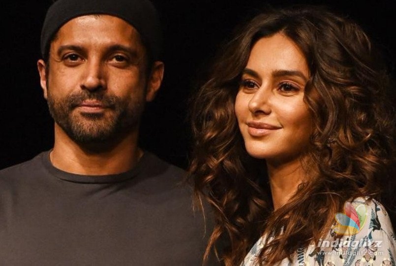 Farhan Akhtar And Shibani Dandekar’s Latest PDA Can’t Be Missed!