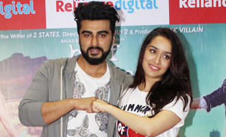 Shraddha Kapoor & Arjun Kapoor Promote 'Half Girlfriend' at Reliance Digital Store