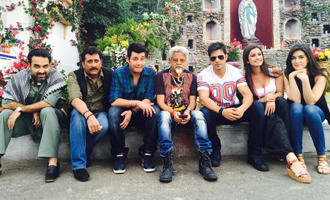 JUST CHILLING: Kriti Sanon, Varun Dhawan on 'Dilwale' sets