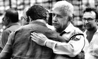 Neeraj Pandey welcomes Naseeruddin on 'Aiyaary' set