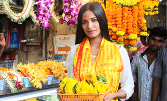 Poonam Pandey Visits Siddhivinayak Temple For Blessings