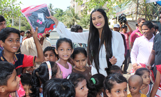 Poonam Pandey Distributes Raincoat To Needy Kids