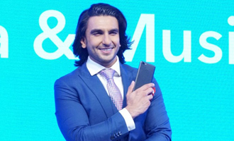 I'm an authority on selfies, says Ranveer Singh