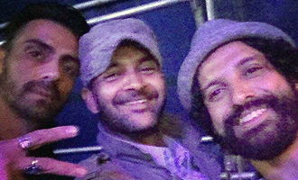 Rocking Selfie: Farhan Akhtar & his 'Rock On 2' boys enjoy NH 7