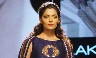 Saiyami Kher turns show stopping bride for Nachiket Barve at LFW