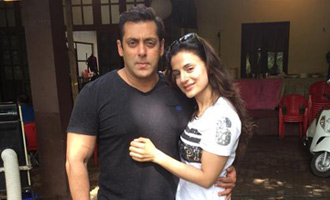 Salman Khan & Ameesha Patel on sets of 'Prem Ratan Dhan Payo'