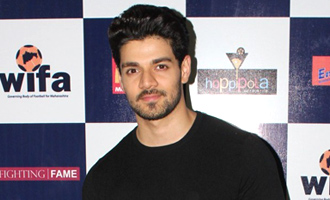 Sooraj Pancholi kick starts Super Soccer Tournament