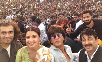 SRK, Anushka relish 'paan' in Varanasi