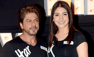 Shah Rukh even can romance a microphone, says Anushka