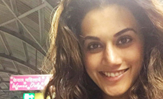 Taapsee's selfie at Delhi Metro