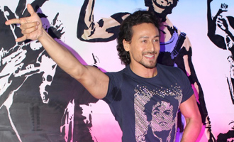 Tiger Shroff Unveils Graffiti Artwork of Ravi Kaul