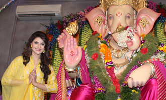 Urvashi Rautela Visits Andheri Cha Raja 2017